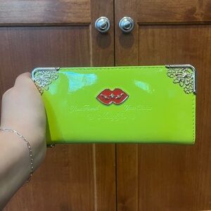 LIKE‎ NEW Neon Green Wallet w Lips Design
